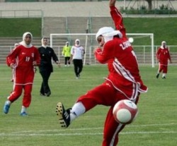 لاعبات في منتخب الكرة يرفضن ارتداء الـ''كاب'' ويتمسكن بالحجاب