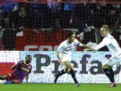 أشبيلية ينتزع التعادل من برشلونة ويقدم هدية ثمينة للريال في معركة النقاط