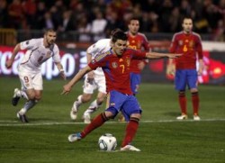 هولندا وأسبانيا وفرنسا تتصدر مجموعاتها في تصفيات يورو 2012