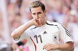 سباق بين توتنهام ويوفنتوس للفوز بخدمات كلوزه