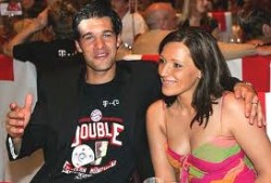 زوجات نجوم الكرة يتذمرن من الكلاسيكو - صور -