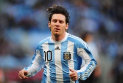 ميسي يتعرض لاعتداء في الأرجنتين!