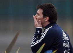 ميسي: لا يمكن المقارنة بين الارجنتين وبرشلونة