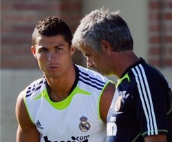 لاعبو الريال يتركون التدريب لمتابعة فاتنة شقراء