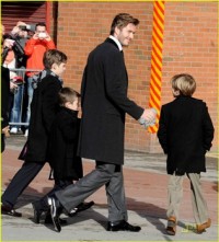 بيكهام يكتب أسماء أطفاله على حذائه بحثا عن الحظ