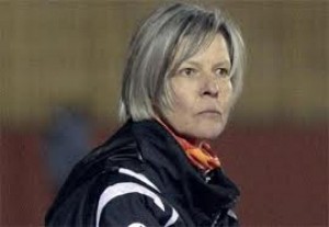 المدربة الشاذة جنسيا هيسترين تواصل قيادة منتخب السيدات