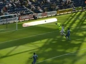 هدف من المرمى إلى المرمى بالدوري الإنجليزي - فيديو