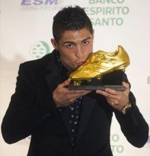 رونالدو تسلم الحذاء الذهبي للمرة الثانية في تاريخه‏