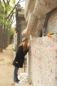 ضريح أوسكار وايلد رُمِّم من تلف قبلات معجبيه