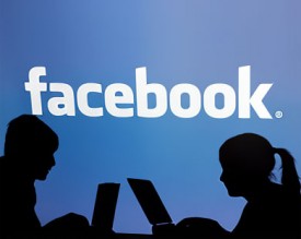 "فيسبوك" تعترف بالتجسس على رسائل هواتف مشتركيها