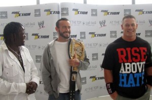 شاهد بالصور : هجوم كاين على سينا في مؤتمر WWE بدبي