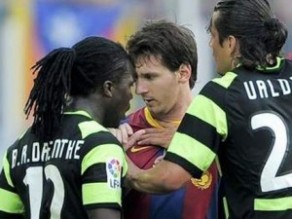 ميسي ينفي توجيه عبارات عنصرية للهولندي درينثي