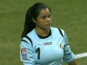 أسوأ حارسة مرمى في تاريخ الكرة النسائية ( فيديو )