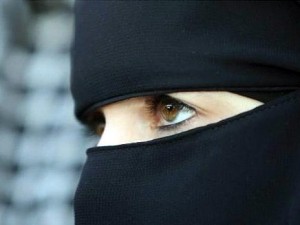 منع ثلاث سعوديات من دخول فرنسا بسبب النقاب