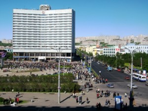 مسلمو مدينة روسية يتصحرون والشمس ساطعة وسط السماء ويصومون 21 ساعة