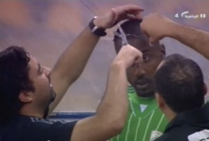 فيديو| حكم يطلب من لاعب سعودي حلق شعره في الملعب