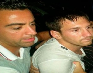 شاهد ميسي وهو سكران عند خروجه من احدى البارات