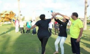 صورة عمرو خالد مع الفتيات تثير جدلاً على فيس بوك