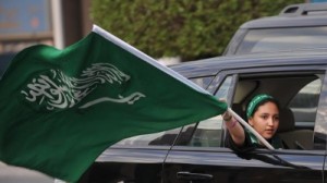 مطربة سعودية تحيّ حفلا بالرياض