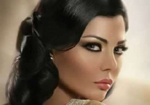 هيفاء وهبي تقاضي ملك البحرين لإزعاجها وهي برفقته