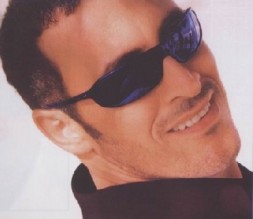 صورة نادرة لكاظم الساهر مع زوجته يوم زفاف.. شاهد