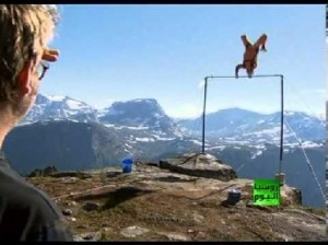 مغامر ينجو بأعجوبه بعد سقوطه من ارتفاع 1200م.. فيديو