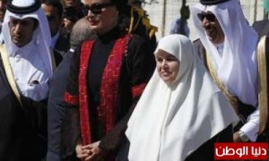 بالصور:عقيلة هنية ترافق الشيخة موزة..والغزيون يتساءلون"من هذه السيدة"؟