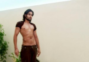 فنان سعودي يظهر عاريًا بغلاف إحدى المجلات الأوروبية مقابل 100 ألف يورو ؟!