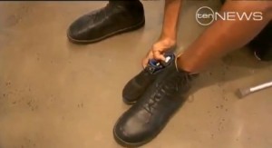 صاحب اكبر قدمين في العالم يجد صعوبة بارتداء الحذاء المناسب .. فيديو