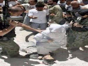 أم تدوس على رقبة إبنها العميل لإسرائيل ... صورة