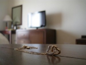 شاب سعودي يغرر بأكثر من 140 فتاة