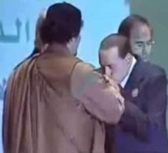 رفاق القذافي يكشفون أسراره الرهيبة.. هذا ما كان يفعله في خيمته!