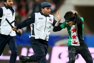 خسارة النشامى امام سوريا والثوار يقتحمون الملعب .. صور