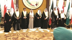 ﻛواﻟﯾس اﻟﻘﻣﺔ اﻟﺧﻠﯾﺟﯾﺔ: اﻷﺳد ﻟن ﯾﺳﻘط.. إﻧﺗﻘﺎم إﯾراﻧﻲ.. إﻗﻔﺎل ﻣﻠف إﻧﺿﻣﺎم اﻷردن.. ﺗﻣﯾم أﻣﯾرا