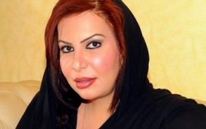 صورة لناشطة سعودية ترتدي تنورة قصيرة واخرى بدون ملابس تشعل