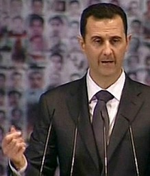 بالفيديو .. بشار يتلقى نطحة قوية من أحد مرافقيه