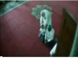 بالفيديو.. شيخ يموت داخل مسجد بعد دعوته الأطفال للصلاة