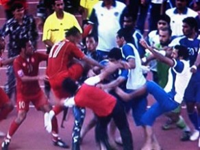 طوشة وبكسات في مباراة العربي والمنشية