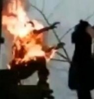 بالفيديو .. فتاة أرادت حرق الحجاب فاحترقت