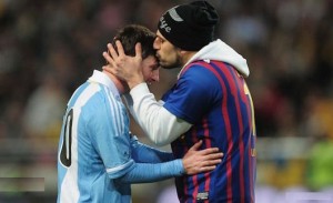 قبّل رأس ميسي .. ثم ذهب إلى السجن - فيديو