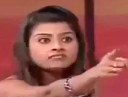 فيديو … مذيعة تضرب ضيفها بالحذاء