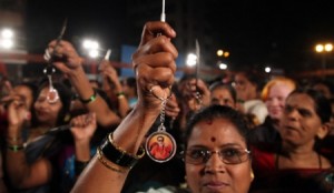 واخيرا كشفنا السر...لماذا تضع النساء في الهند نقطة حمراء على جبينهن ؟