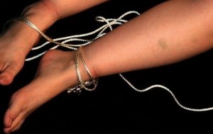 في حي نزال ..خدره ..إغتصبه ..خنقه.. وحرقه.. ثم طلب فدية من والده ليدله على مكان جثته