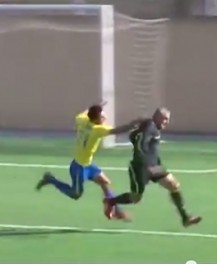 بالفيديو .. حكم يتعرض للضرب المبرح من لاعبي فريق في لبنان