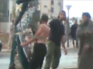 بالفيديو .. ليبيا: تنفيذ حد الزنا بالجلد في شوارع سرت