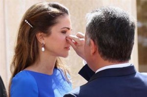 جلالة الملك يهتم بإطلالة الملكة رانيا ..! (صورة )