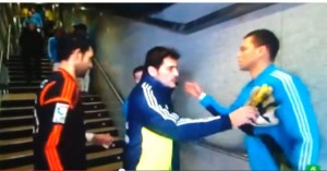 فيديو : كاسياس يتجاهل دييغو لوبيز ولا يصافحه