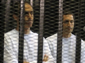 بالفيديو : مصرية تسأل علاء مبارك: بابا فين !!