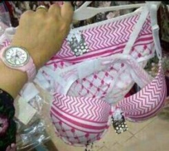 الشماغ الاردني على ملابس نسائية داخلية