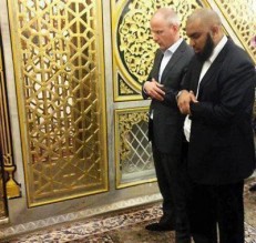 أحد منتجي الفيلم المسيء للنبي الكريم يبكى عند قبره